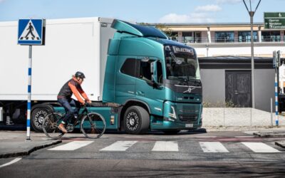 Volvo introduce un sistema di protezione per ciclisti e pedoni